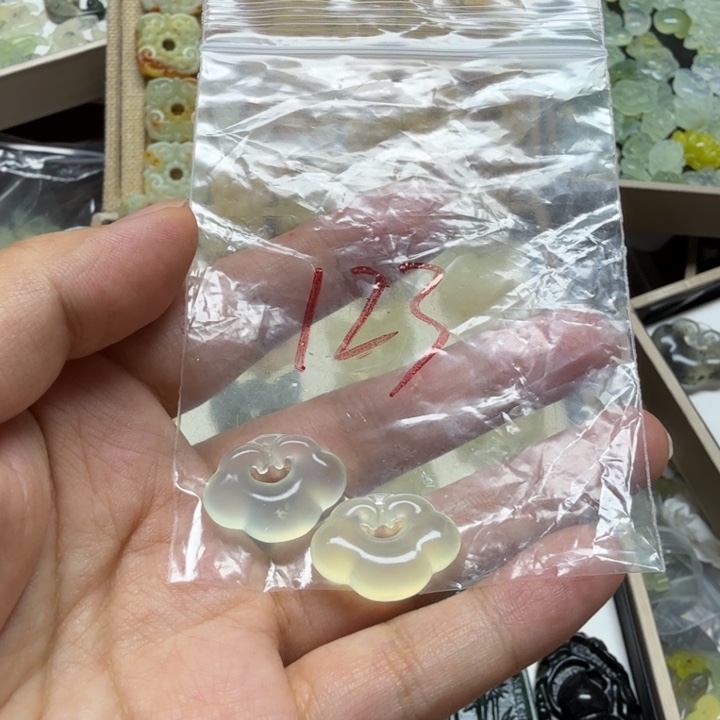 透闪石-蛇纹石玉吊坠未镶嵌