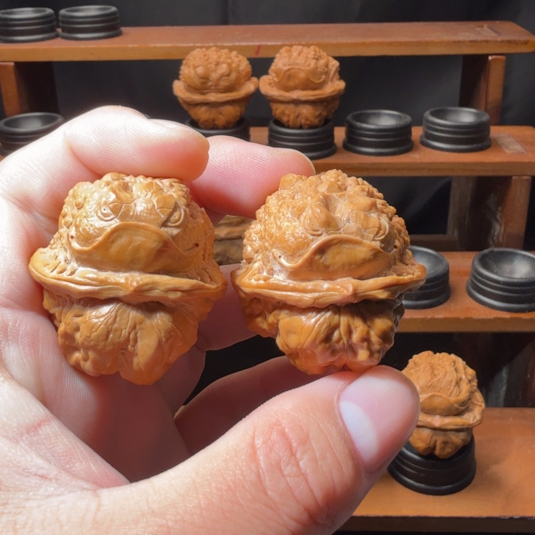 核桃把件蛤蟆头雕刻金蟾单面36