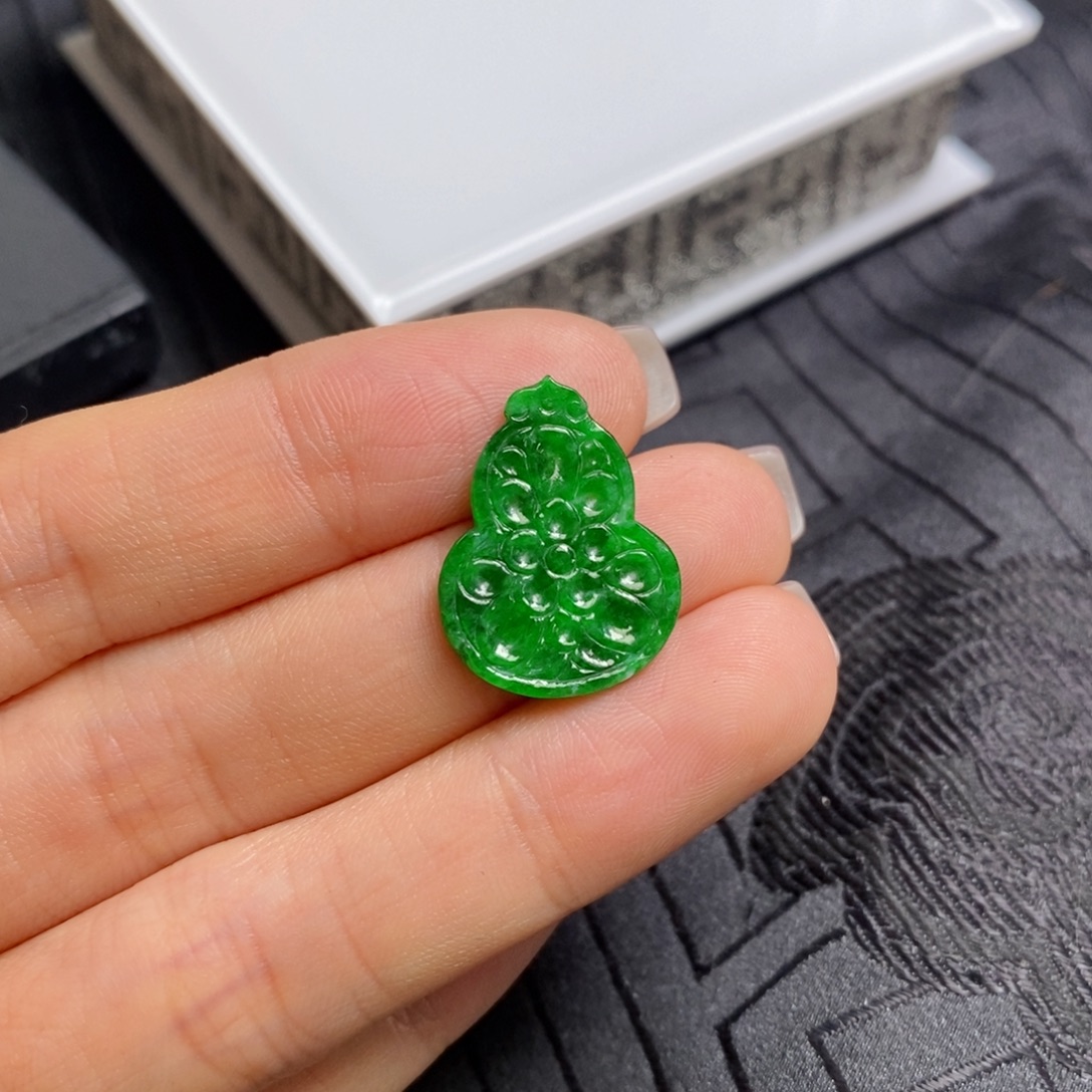 翡翠未镶嵌颈饰辣阳绿葫芦浮雕片片