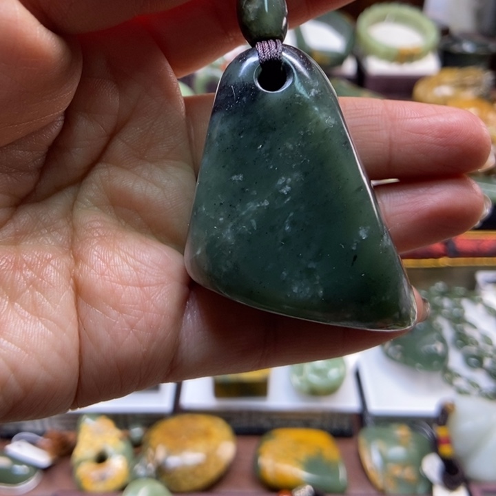 未镶嵌岫岩老玉（透闪石质玉）把件