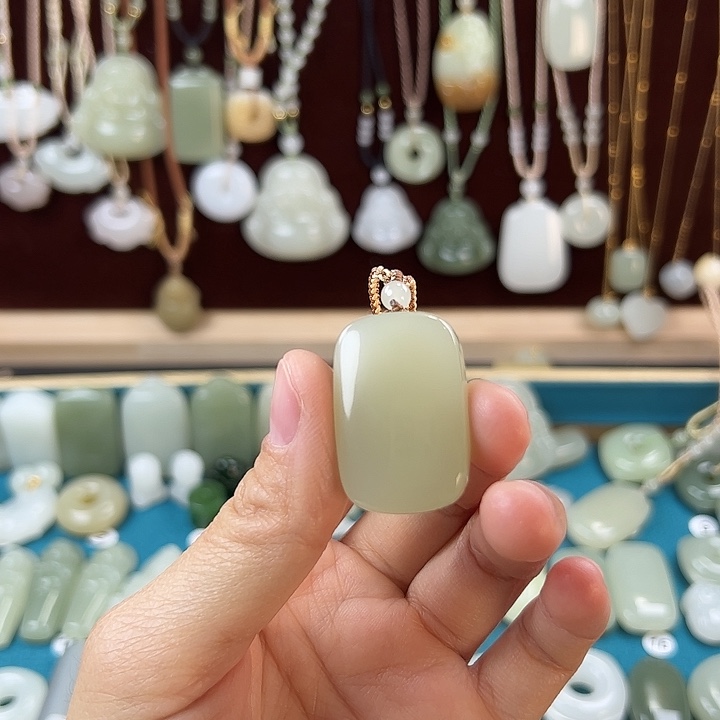 米****和田玉未镶嵌颈饰