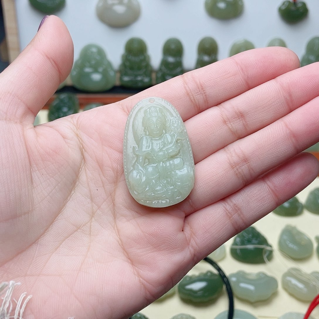 和田玉颈饰未镶嵌情**动