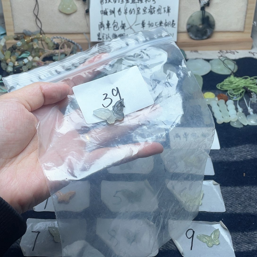 蛇纹石玉颈饰未镶嵌观*