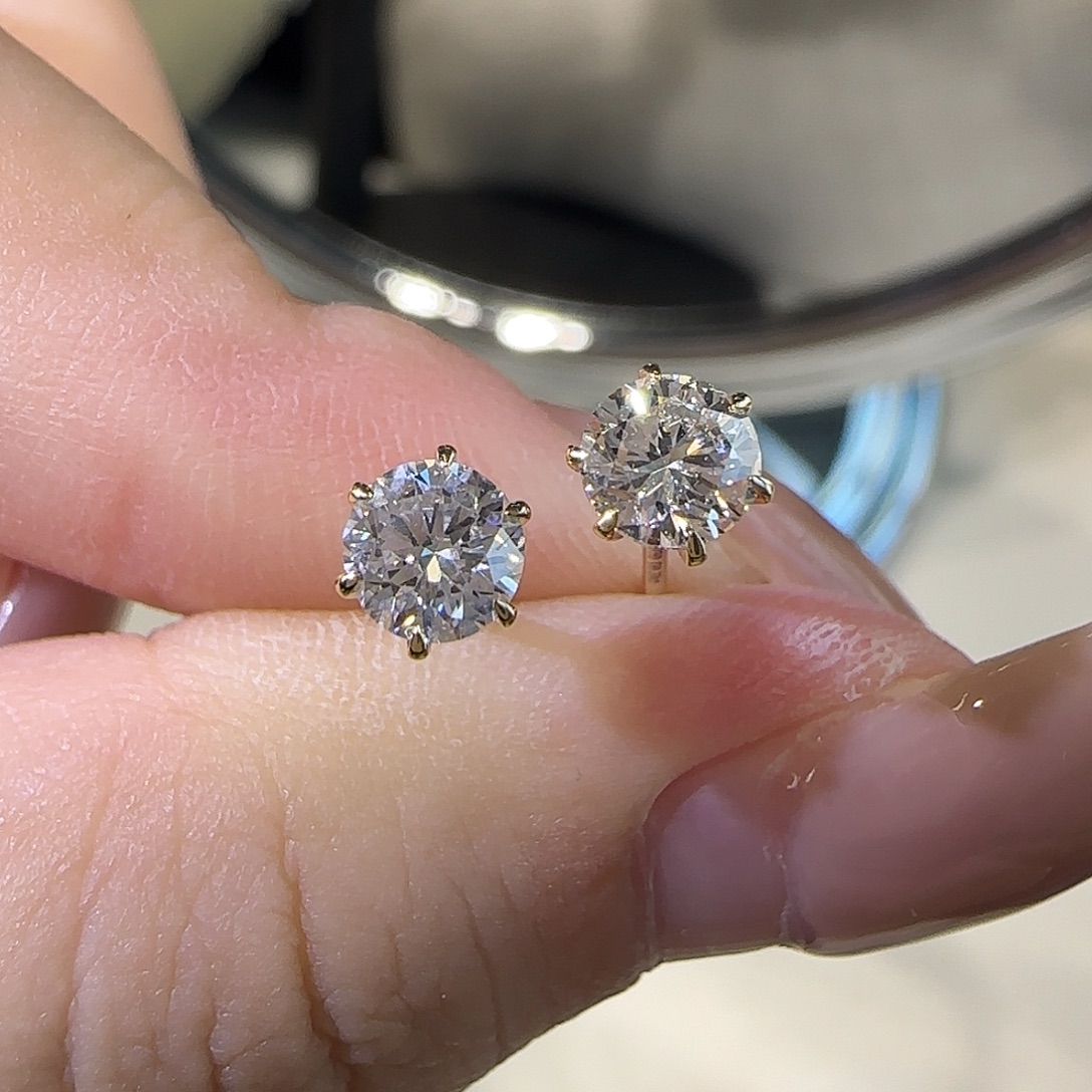 实验室培育钻石18K金镶嵌六爪耳钉76分