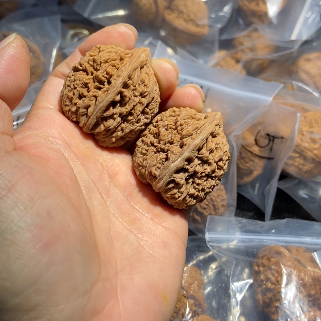文玩核桃吊坠蒜头核桃50