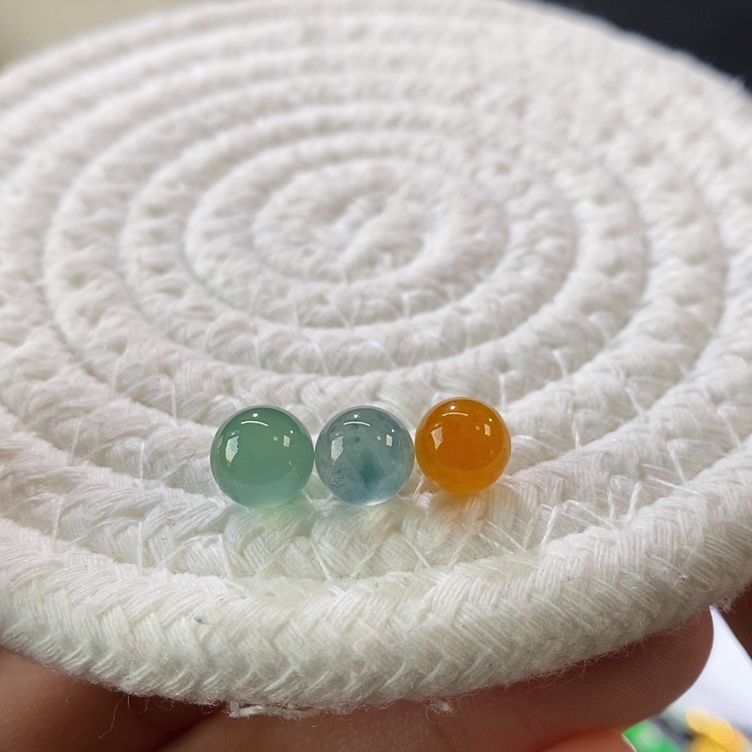 翡翠挂件未镶嵌一手圆珠珠