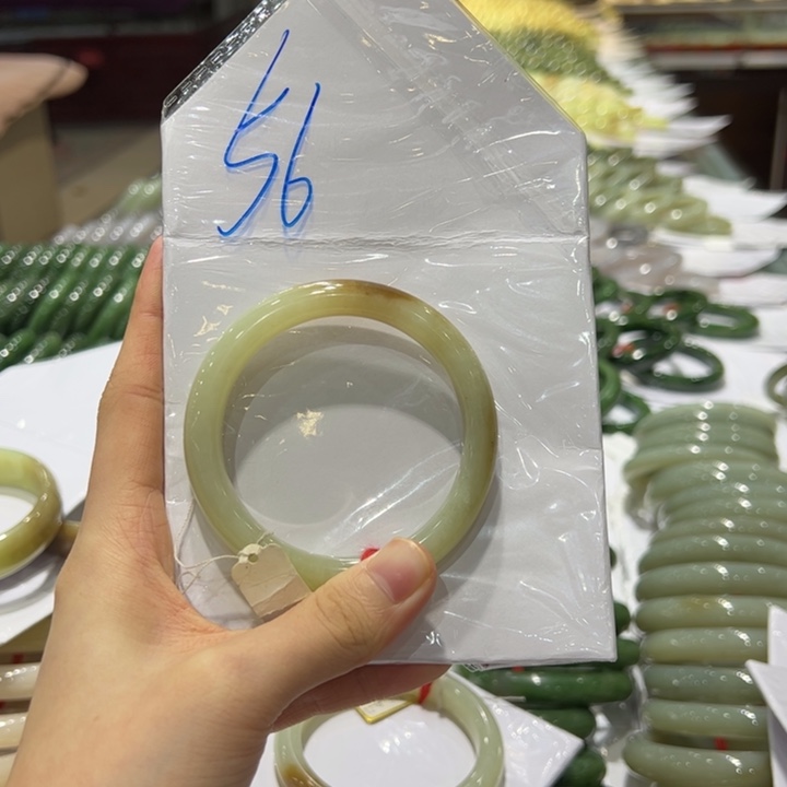 咦****和田玉未镶嵌手镯