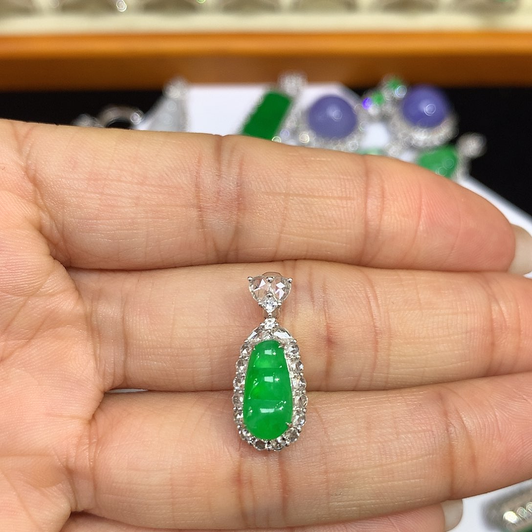 翡翠吊坠(赠链)18K金镶嵌