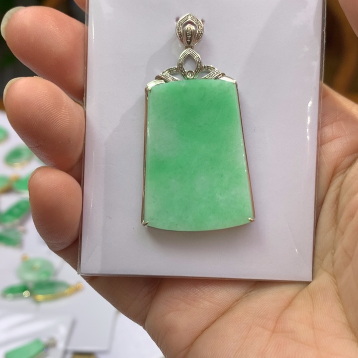 翡翠颈饰18K金镶嵌翡翠吊坠