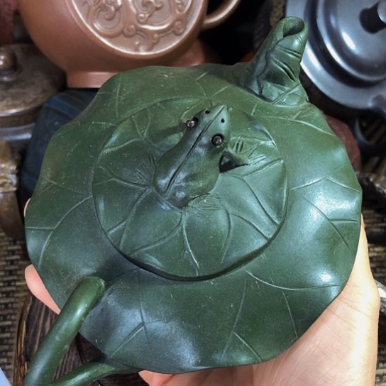 茶壶紫砂原矿泥料手工制作的一把紫砂壶。