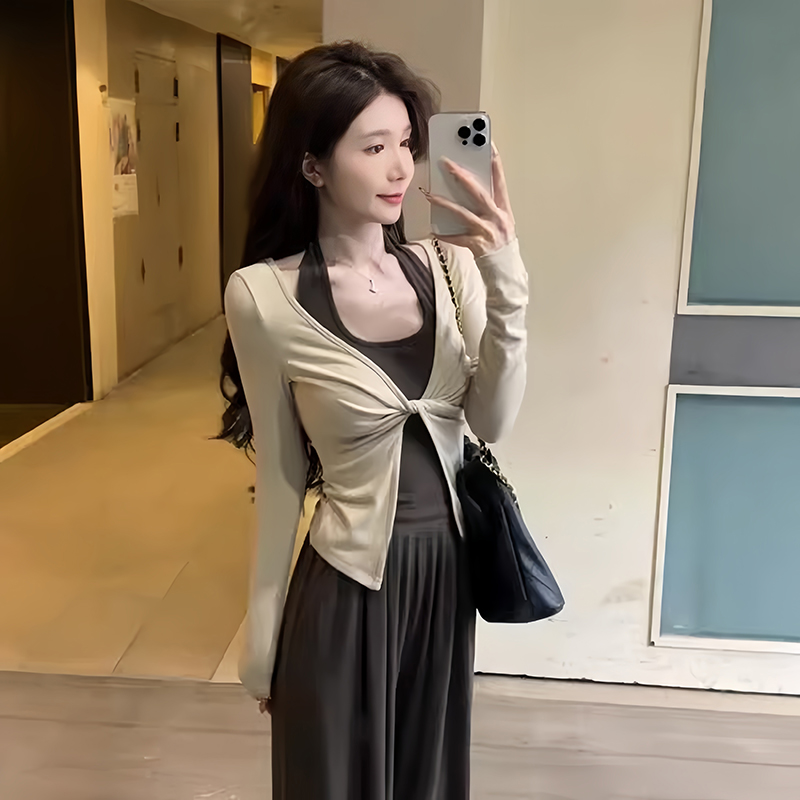 【青青】大码设计感挂脖假两件长袖T恤女秋季正肩胖MM显瘦上衣6297