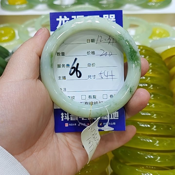 初***@透闪石-蛇纹石玉未镶嵌手镯