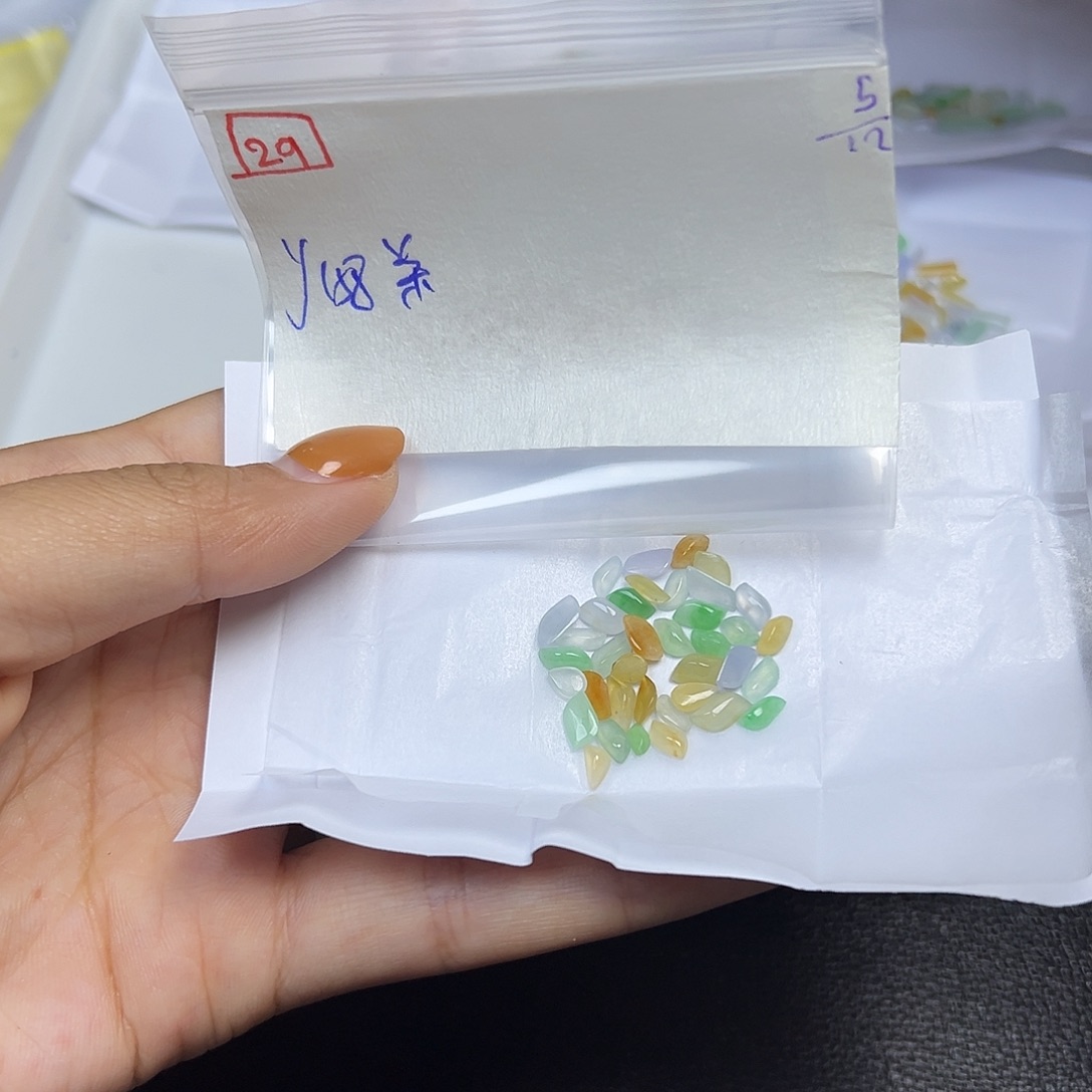 柒****定制翡翠未镶嵌翡翠