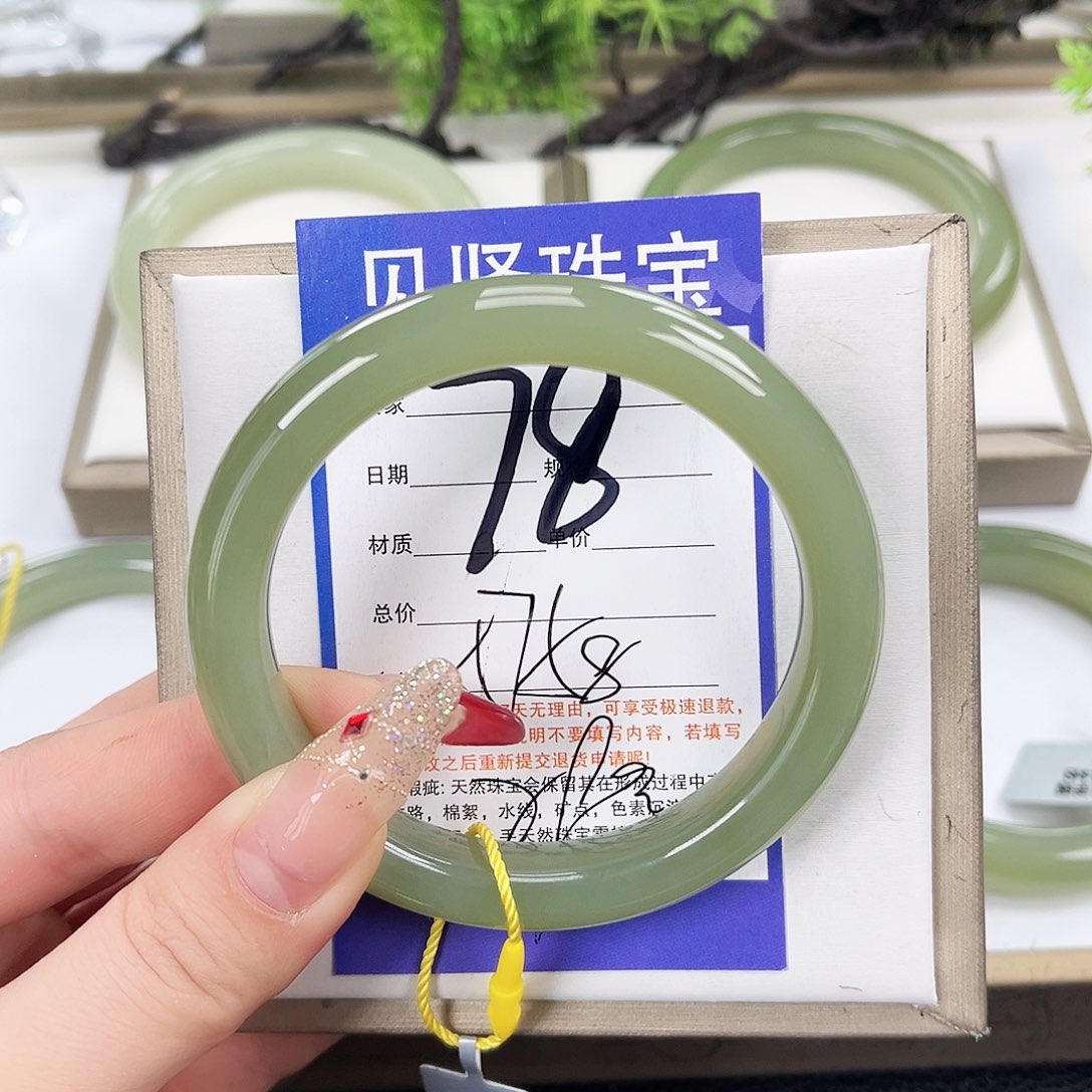 和田玉手镯未镶嵌