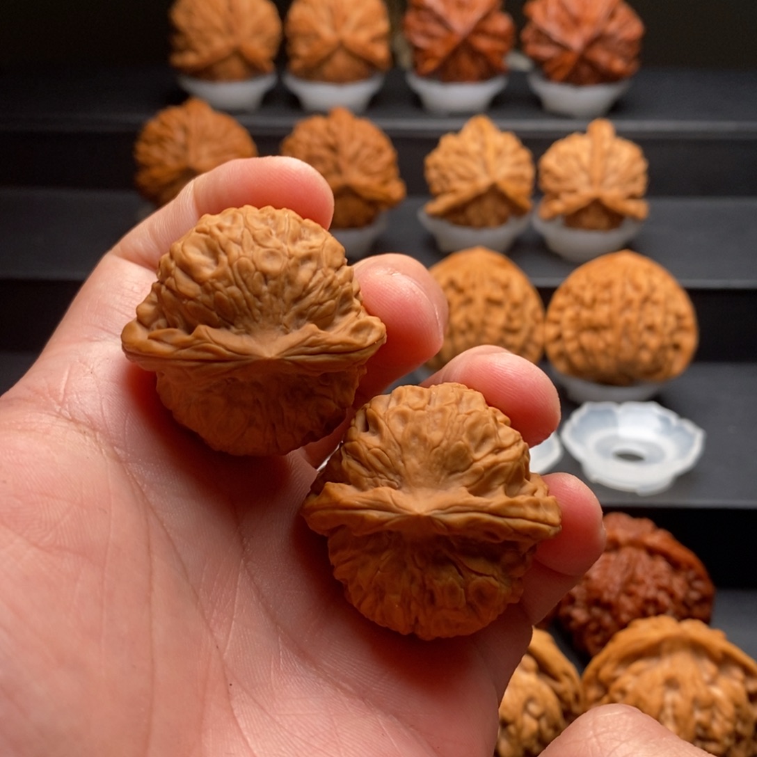 文玩核桃把件青****轻核为贵