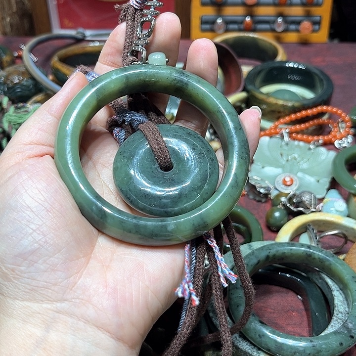 岫岩河磨玉（透闪石质玉）手镯未镶嵌米**恩