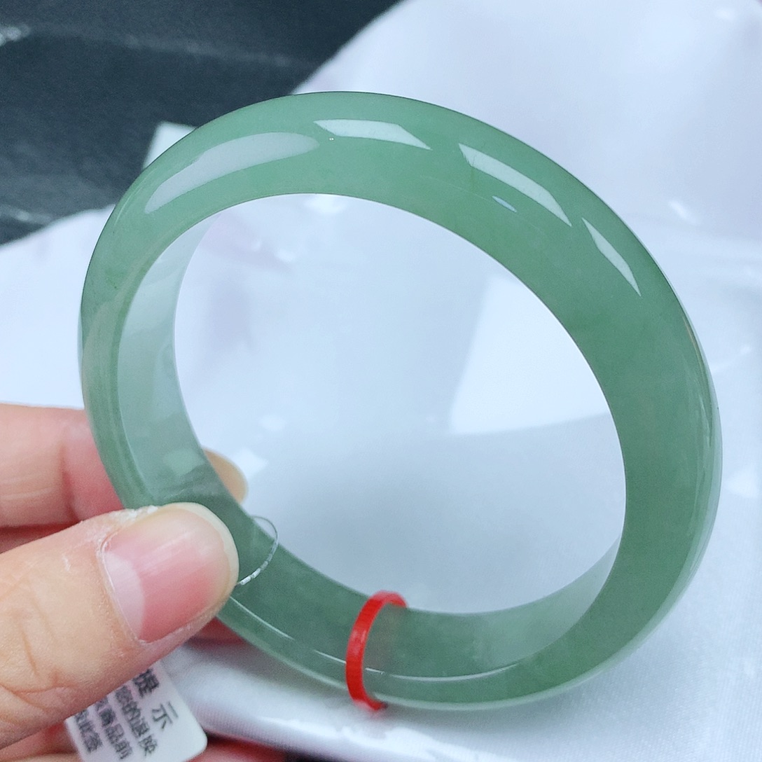 翡翠手镯未镶嵌55圈