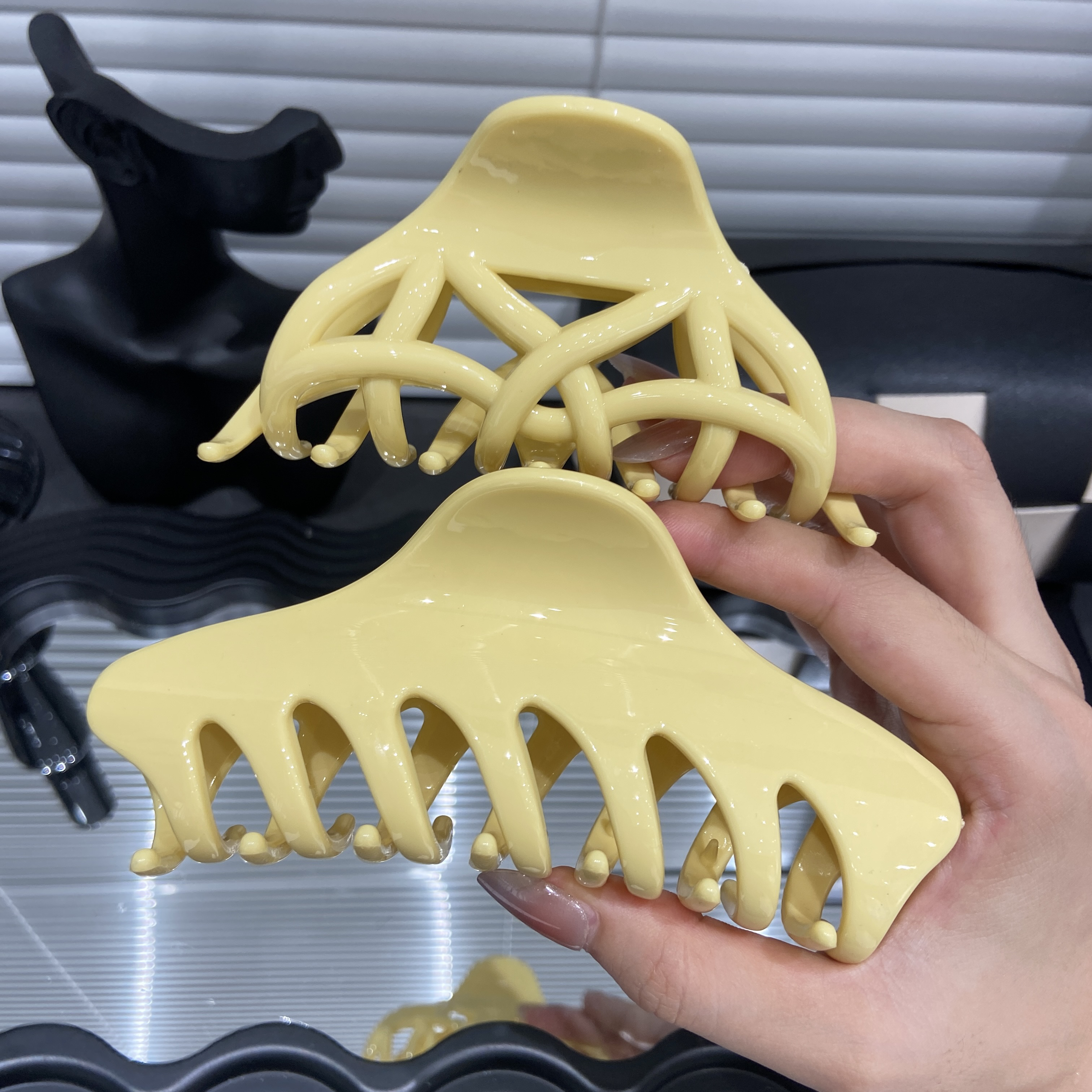 E4611 韩国新款异形14cm大号鲨鱼抓夹女2025高级感盘发后脑勺头饰