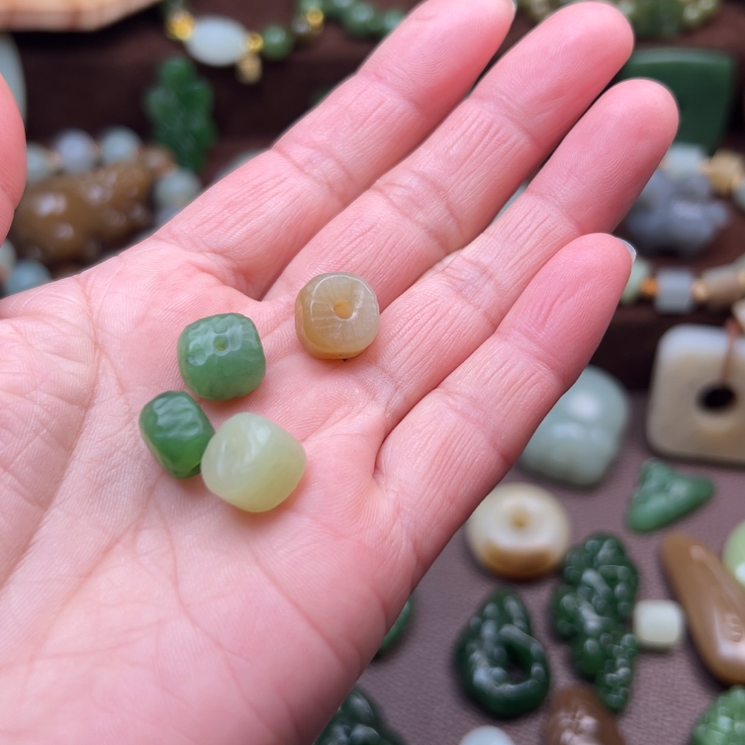 加***.和田玉未镶嵌颈饰