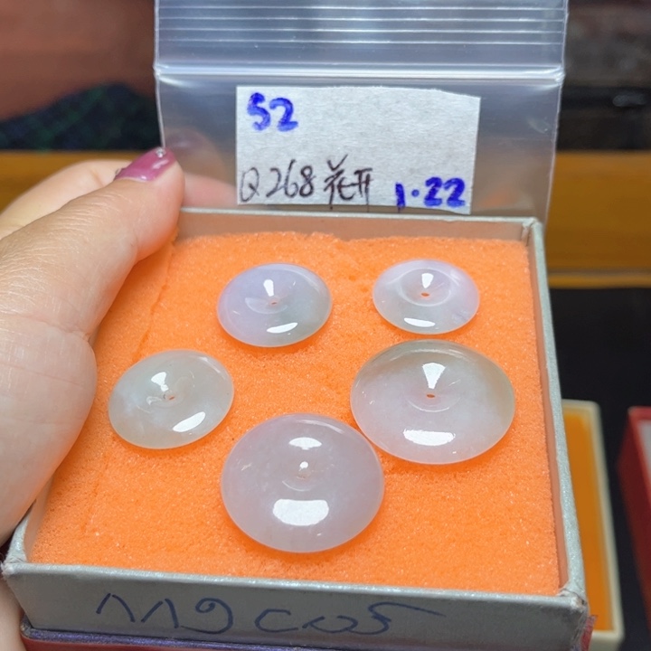 定制翡翠未镶嵌花****）不