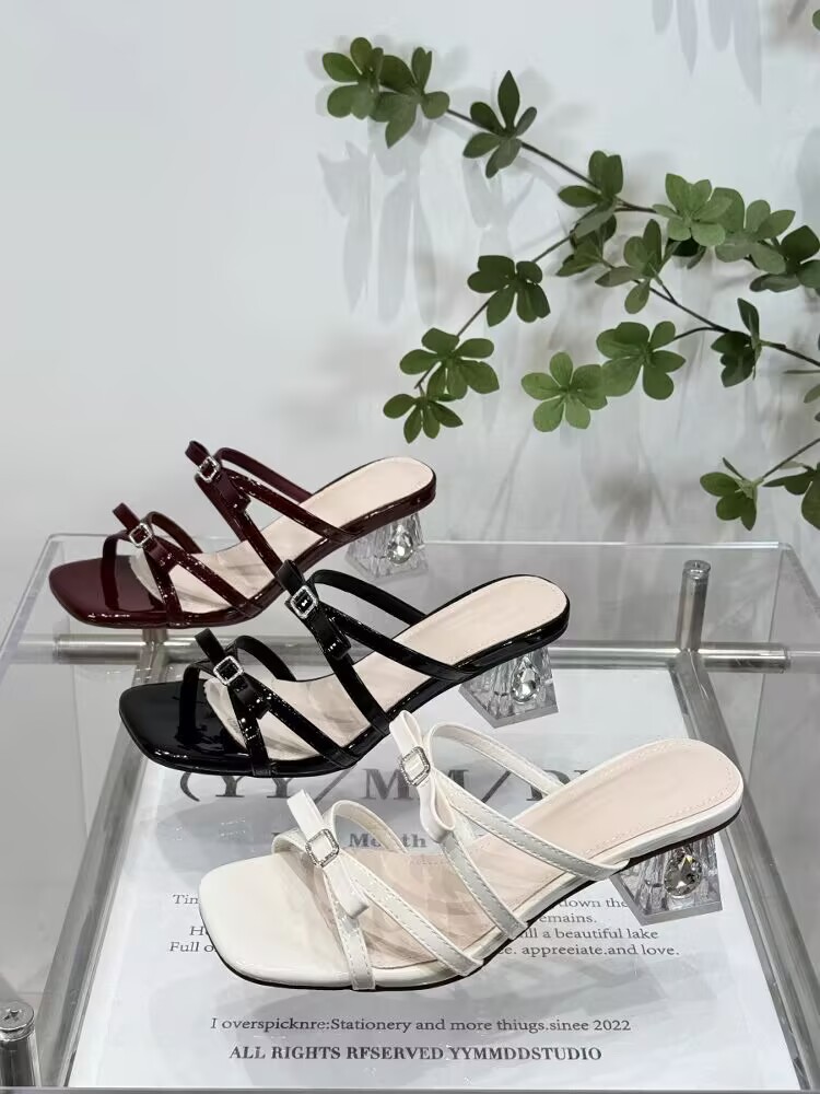 611-1夏季新品女凉鞋粗跟一字扣凉鞋平底女凉鞋百搭低跟鞋女鞋