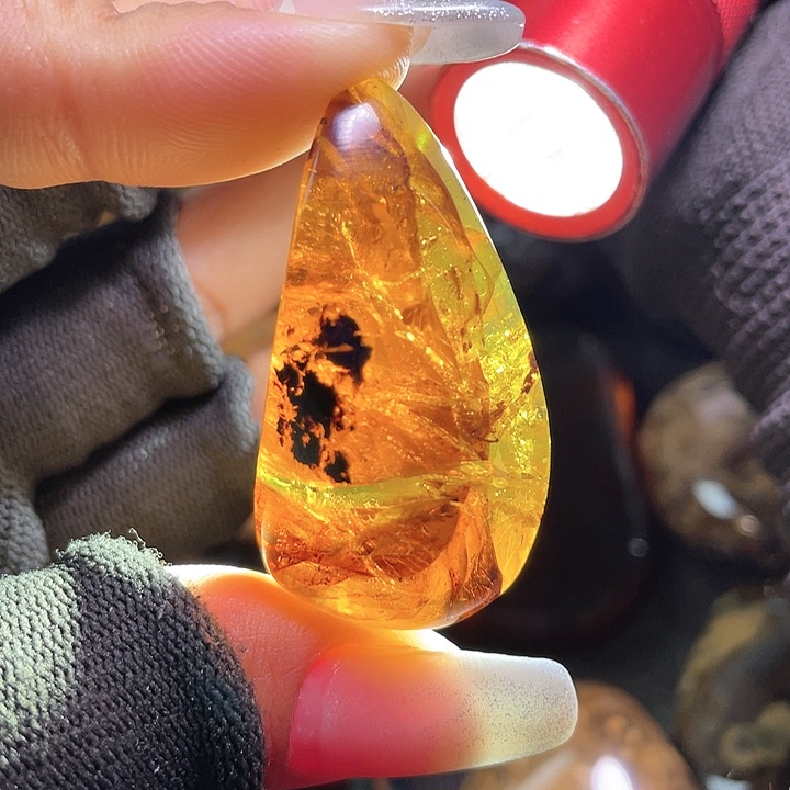 琥珀裸石未镶嵌？