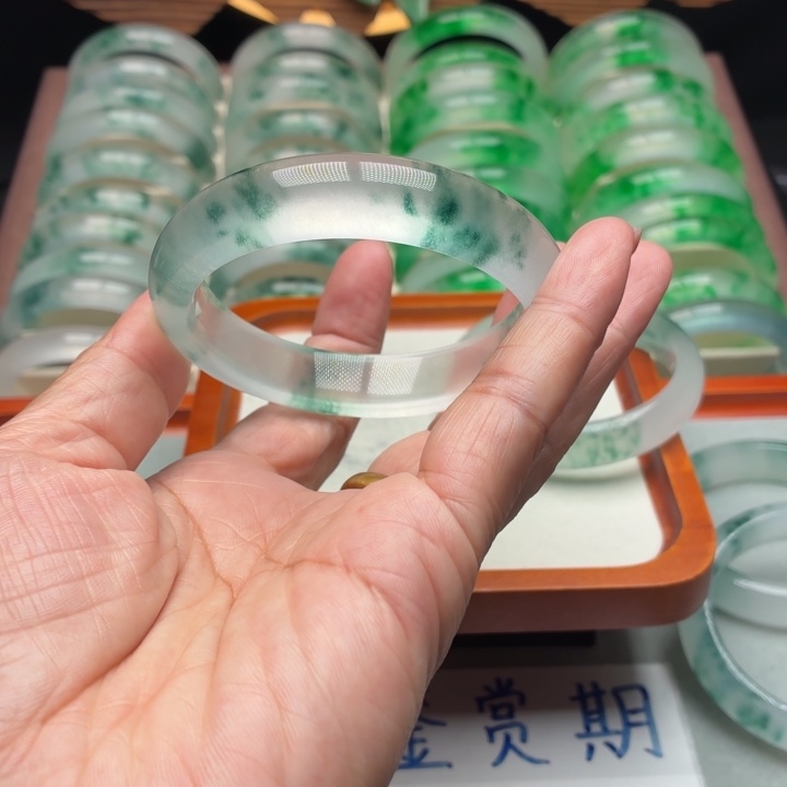 用***4石英质玉未镶嵌手镯