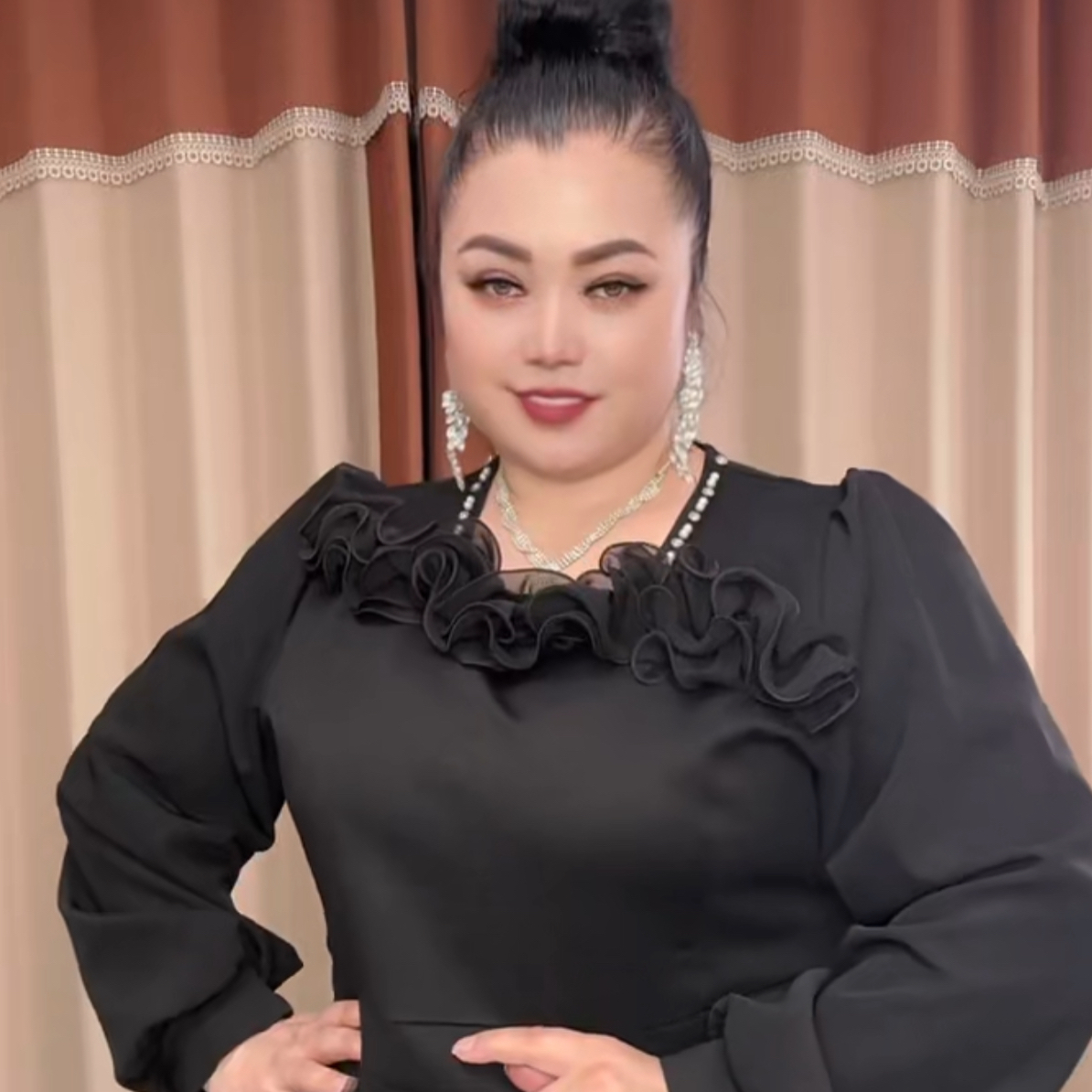 秋冬长袖网纱连衣裙花朵立体装饰领口钉珠镶钻黑色款式