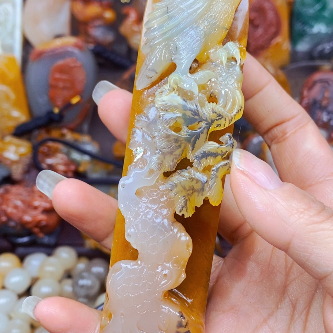 石英质玉（黄龙玉）未镶嵌颈饰
