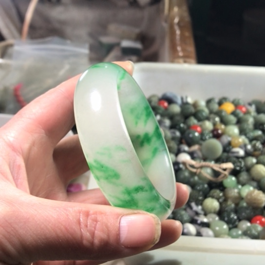 翡翠手镯未镶嵌手镯