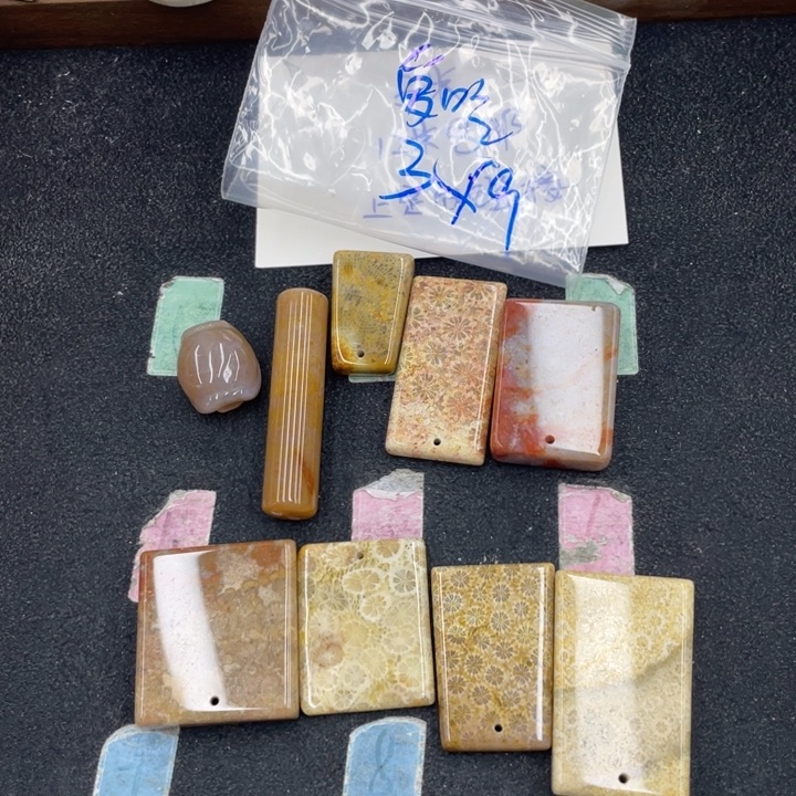 爱***欧硅化珊瑚（珊瑚玉）合金颈饰