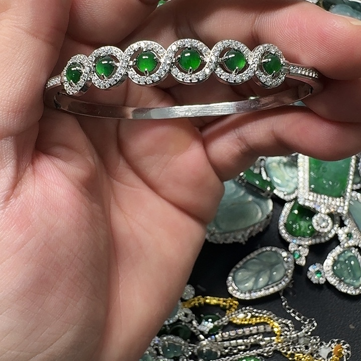 翡翠未镶嵌颈饰天然A货翡翠放漏