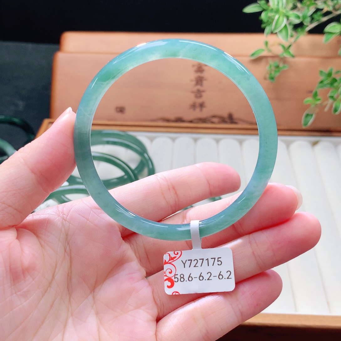 未镶嵌手镯（圆镯）翡翠