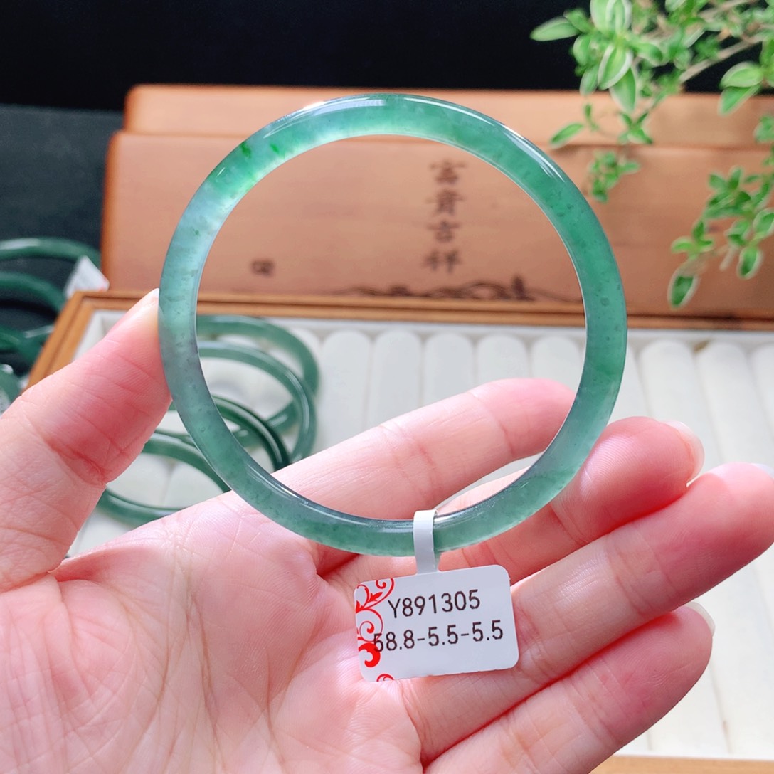 未镶嵌手镯（圆镯）翡翠