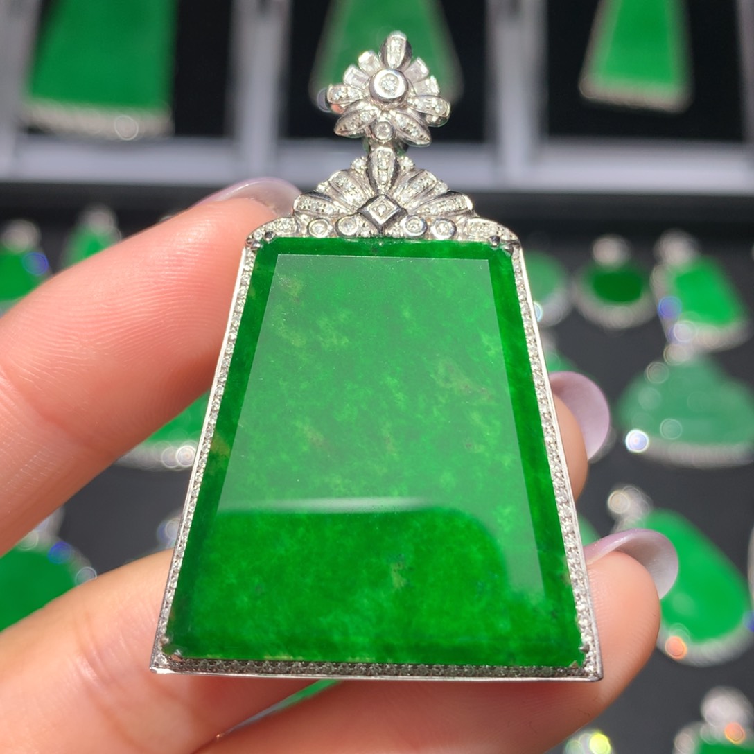 翡翠颈饰18K金镶嵌翡翠