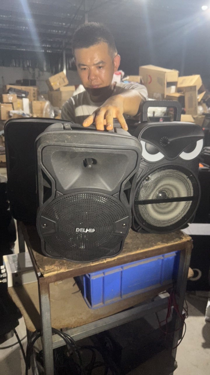 9新  8寸音响电池不质保，随机发一个，裸机没有任何配件