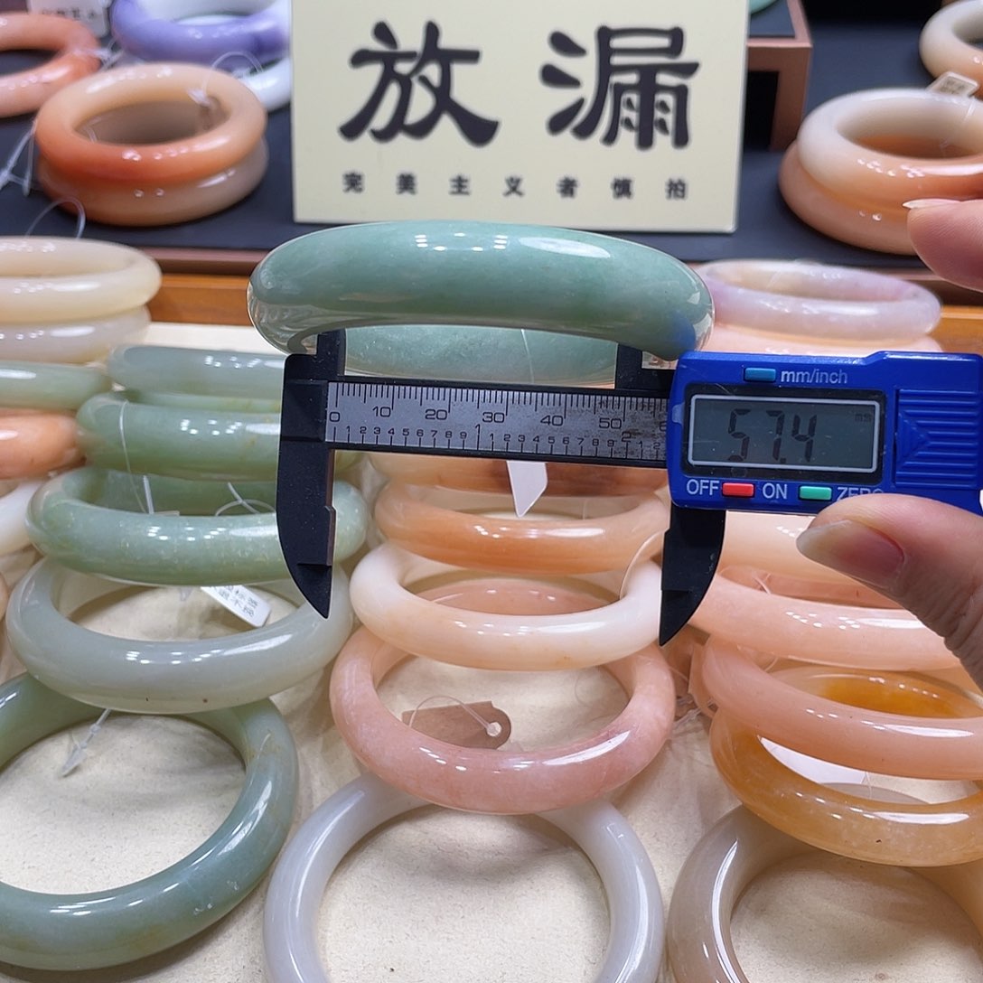 未镶嵌手镯石英岩玉