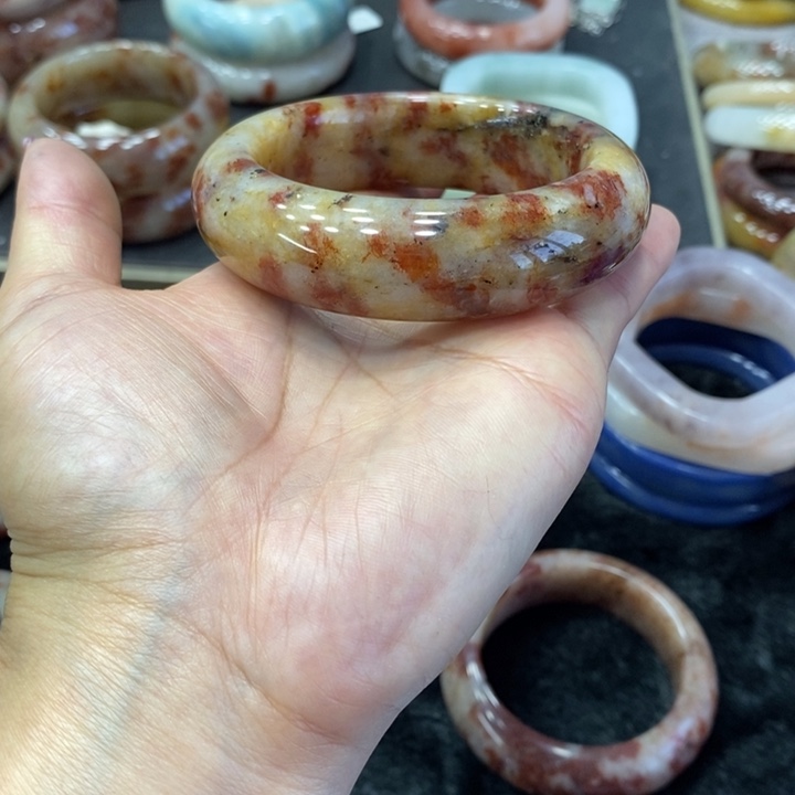 石英岩玉手镯未镶嵌踏雪有色线有扣