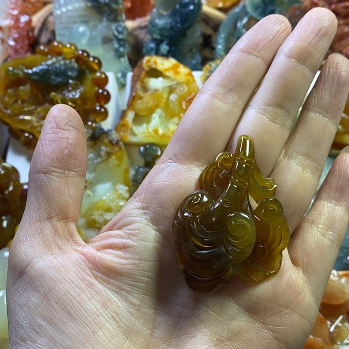 蛇纹石玉未镶嵌颈饰