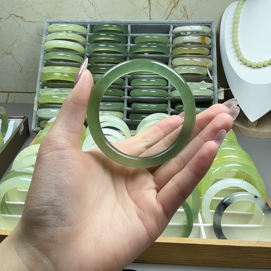 ￴***￴蛇纹石玉未镶嵌手镯