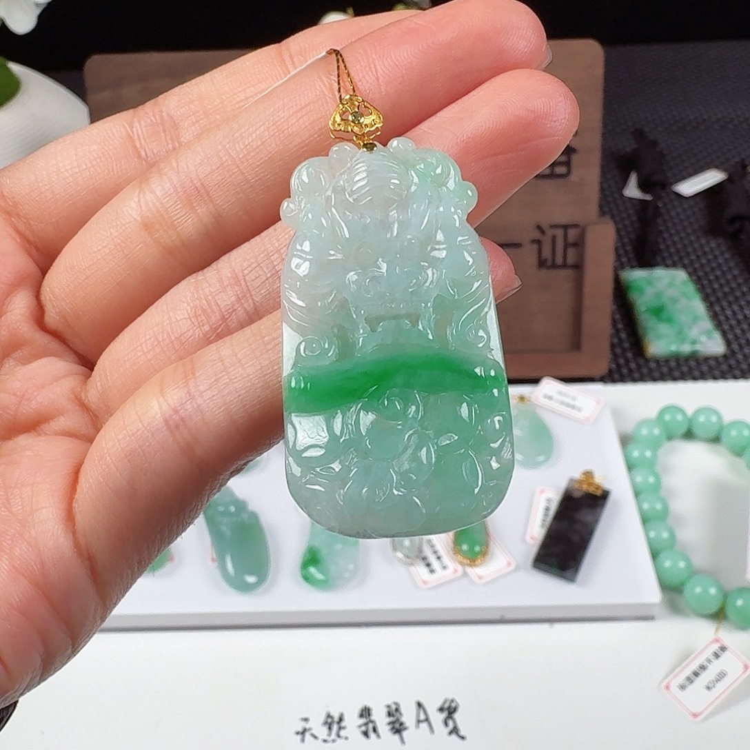 翡翠18K金镶嵌颈饰