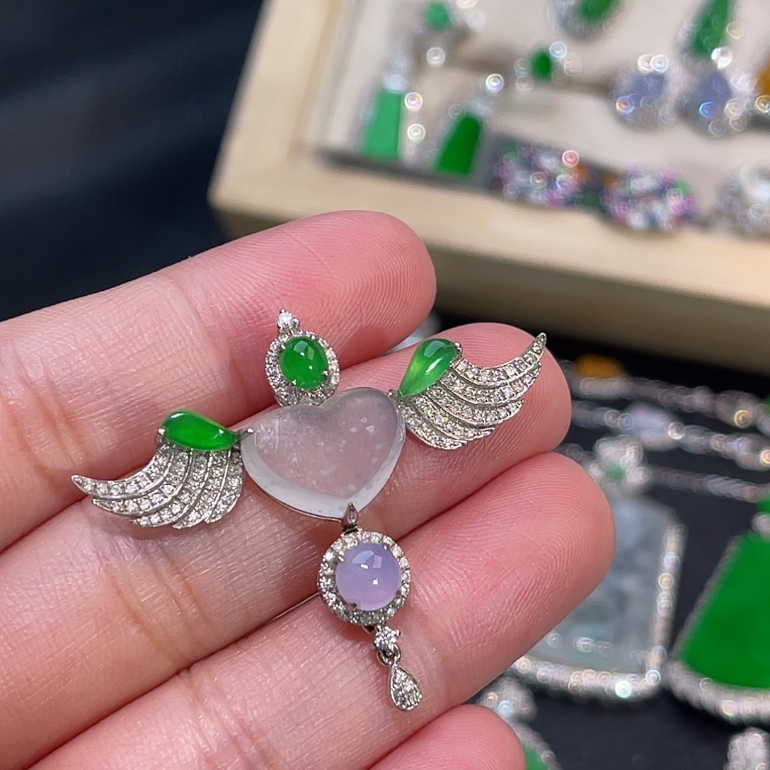 翡翠18K金镶嵌颈饰爱心