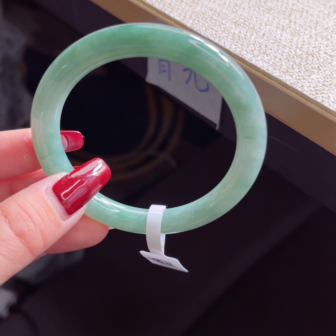 翡翠手镯未镶嵌手镯