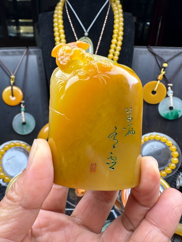 云南龙陵黄龙玉高端精品羊烟河水草花大师工林芝如意印章