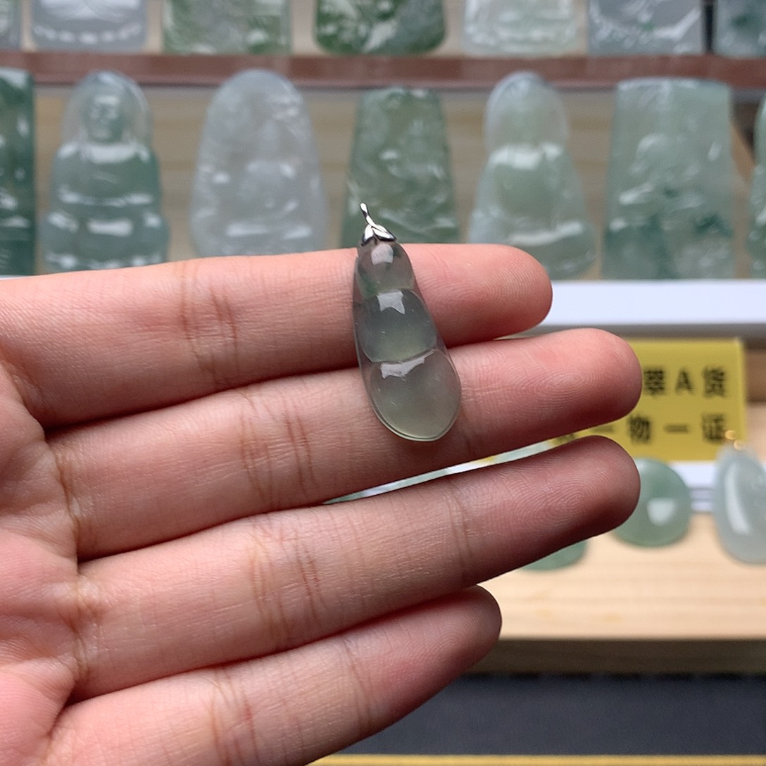 翡翠未镶嵌颈饰福豆