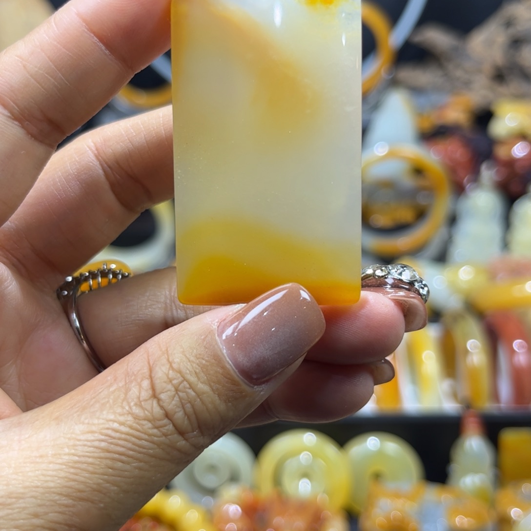 石英质玉（黄龙玉）未镶嵌颈饰