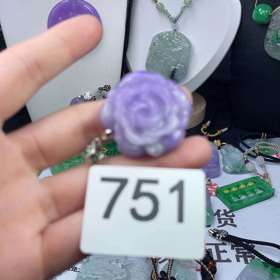 翡翠未镶嵌吊坠(赠链)