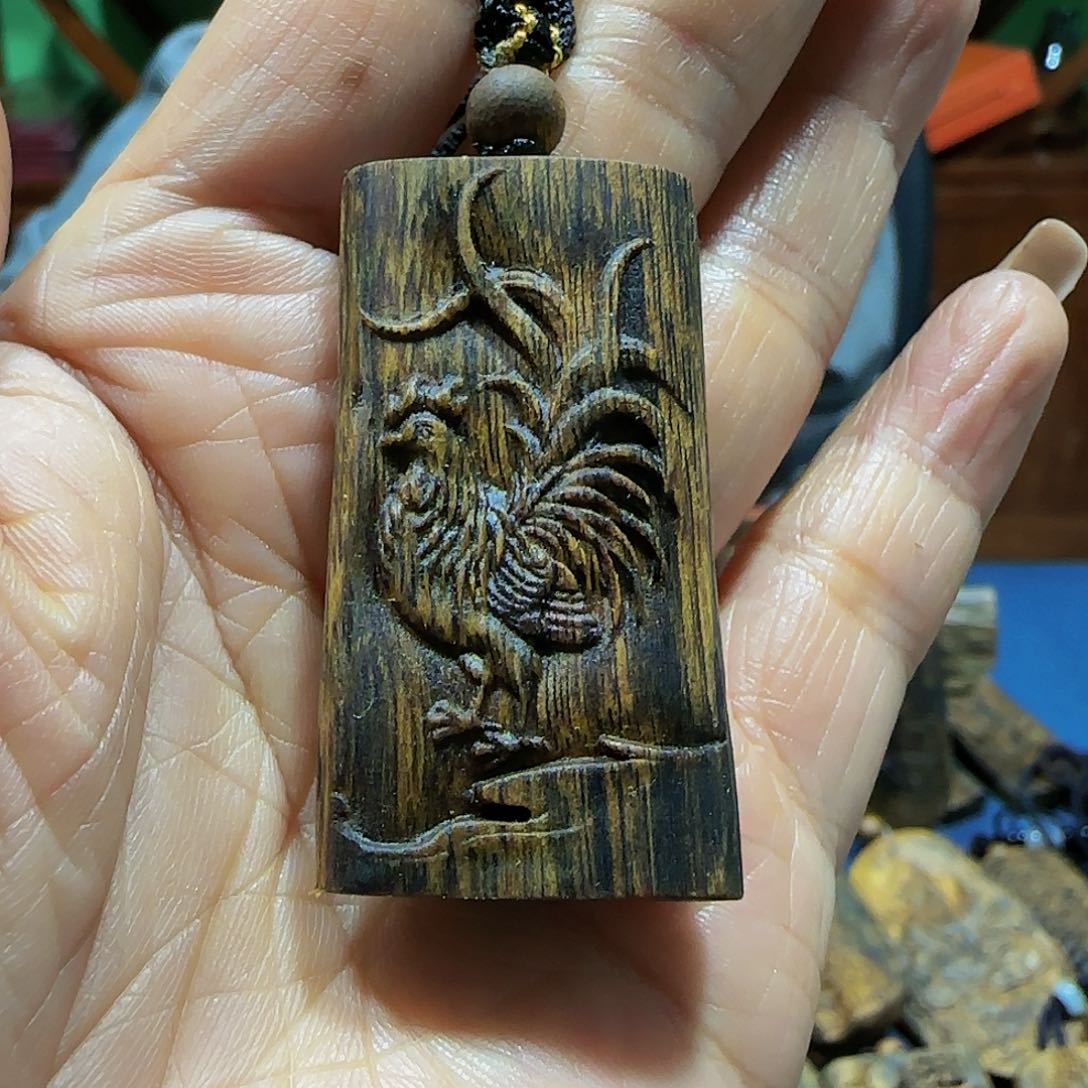 沉香吊坠海南白奇乌身老料雕刻金鸡带绳8.3克