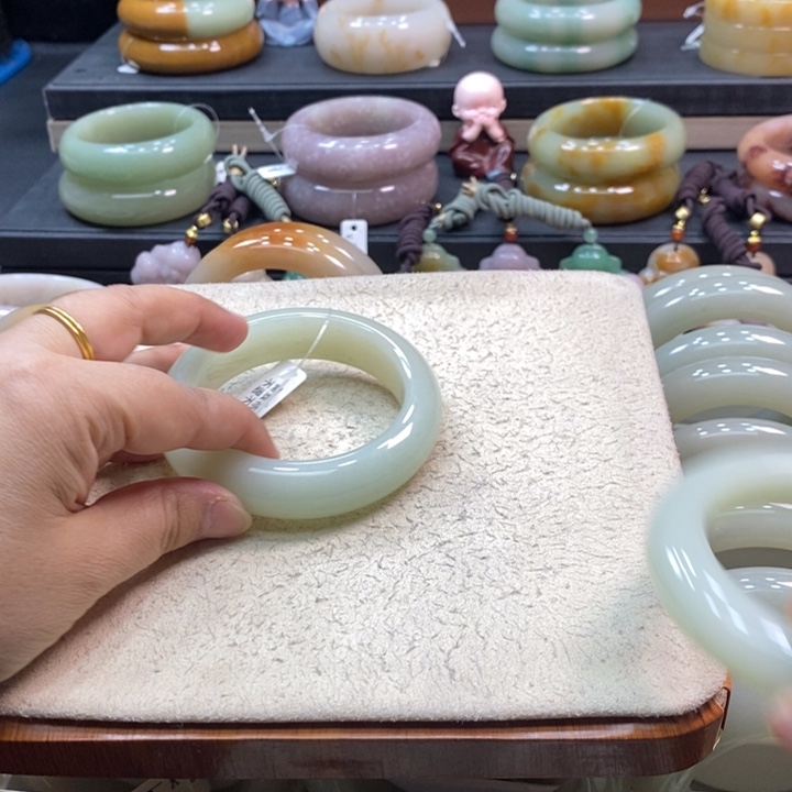 未镶嵌手镯石英岩玉