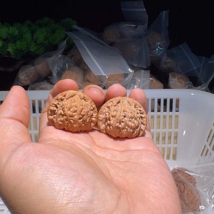 大***叔文玩核桃吊坠白狮子